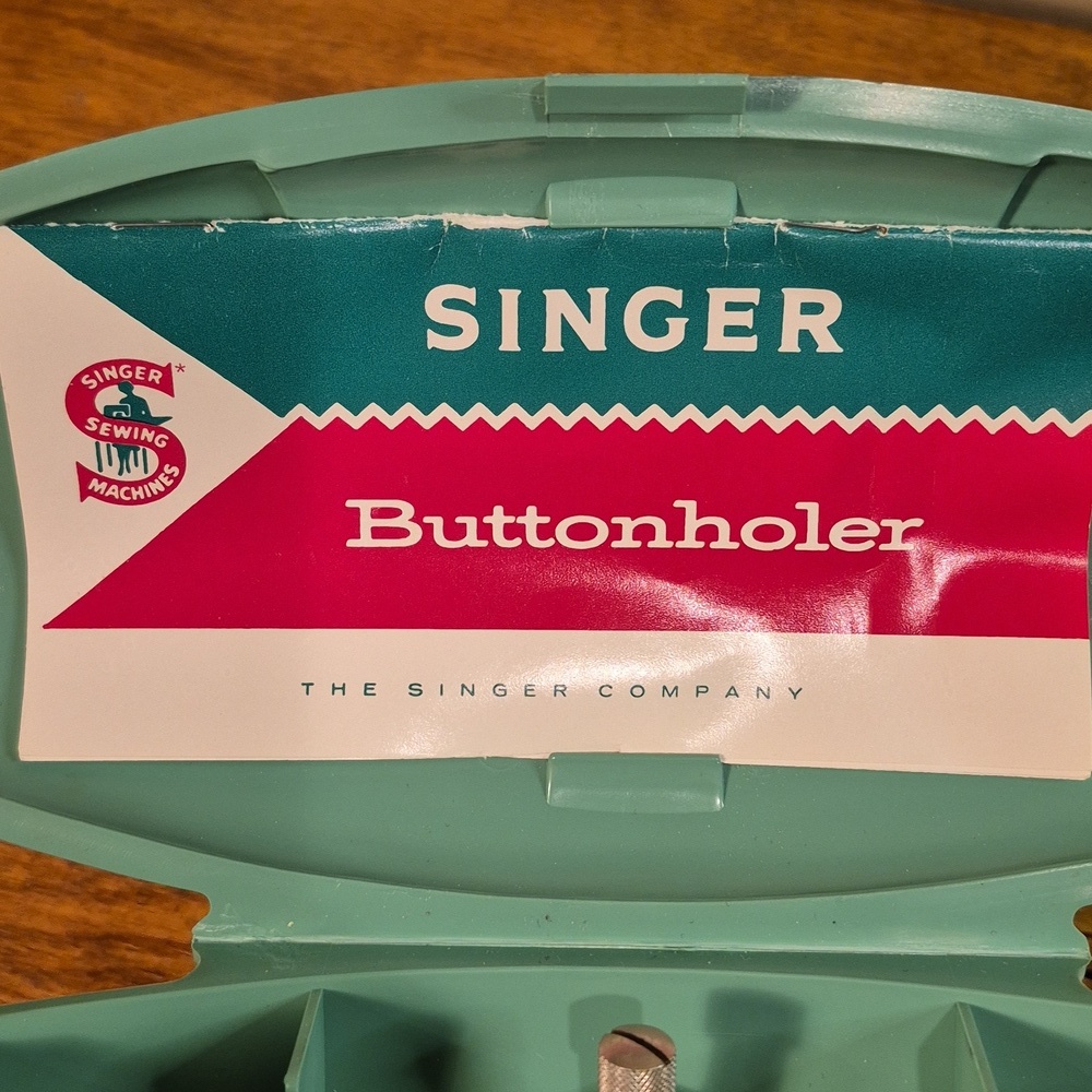 SINGER Vintage 1960s Sewing Machine Buttonholer Attachment In Original Case - Picture 11 of 16